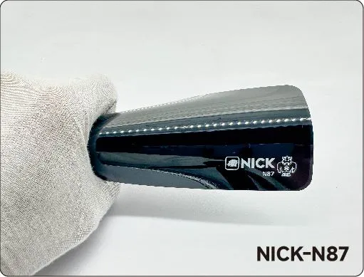 طلاء أظافر لامع أسود أنيق